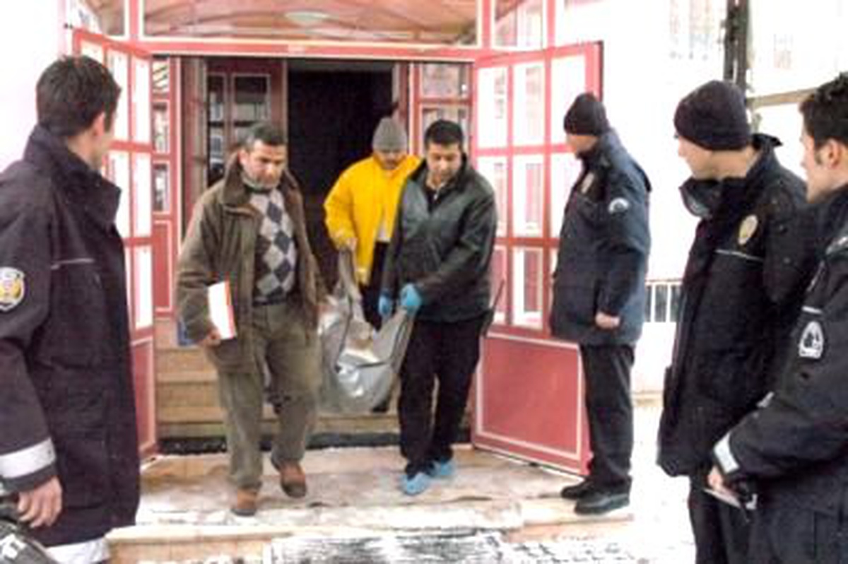 3 Çocuk Annesi, Yatağında Boğazı Kesilerek Öldürüldü