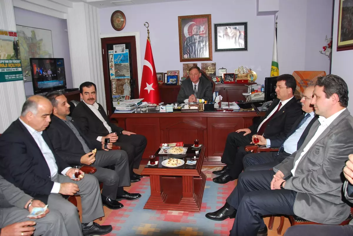 Ak Partili Yöneticiler Başkan Ertegün Ünal'ı Makamında Ziyaret Etti