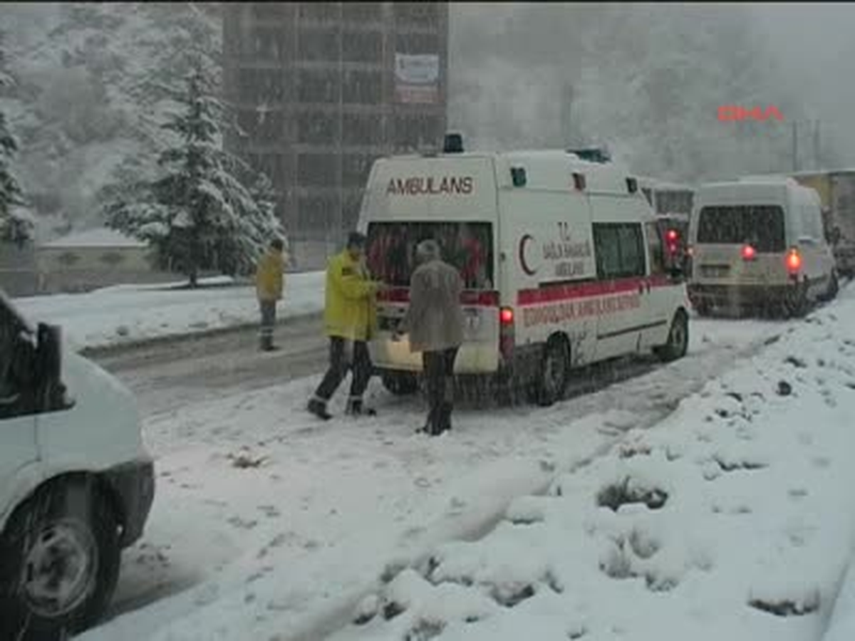 Ambulanslar Yolda Kaldı