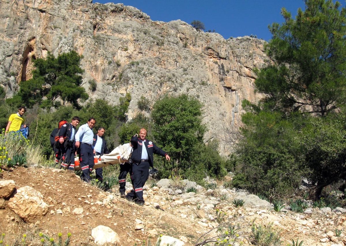 Antalya İtfaiye Ekibi Yaralı Dağcıyı Kurtardı