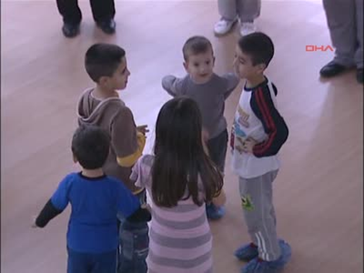 Anneler Çocuklarıyla Pilates Yapıyor