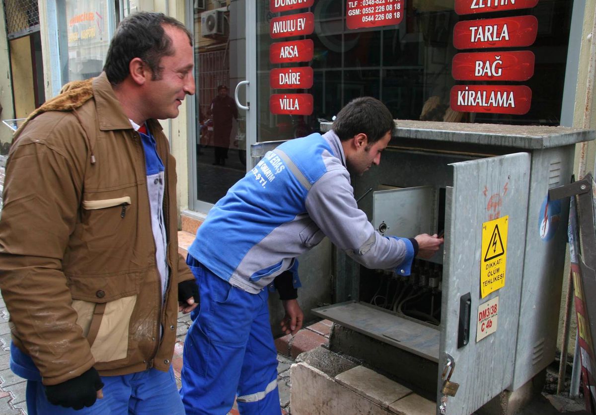 Aşırı Yüklenme Elektrik Trafolarına Zarar Veriyor