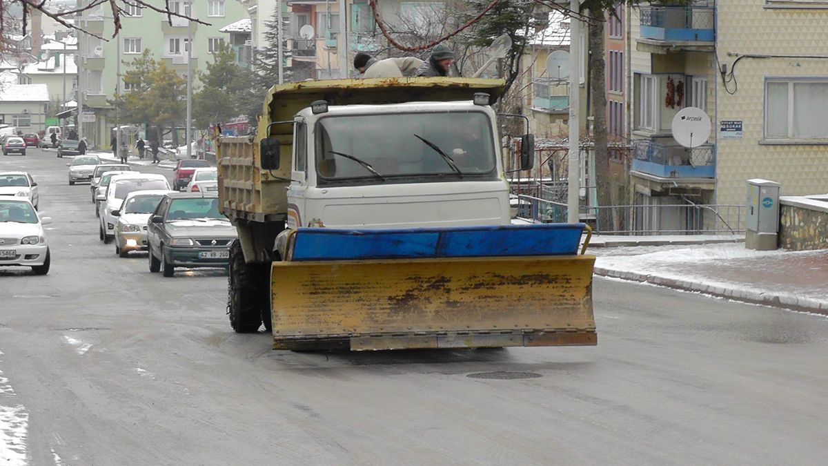 Beyşehir\'de Buzlanma Sürücülere Zor Anlar Yaşattı