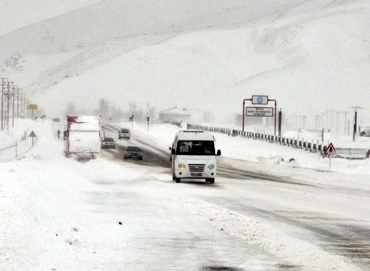 Bitlis\'te 247 Köy Yolu Kardan Ulaşıma Kapandı