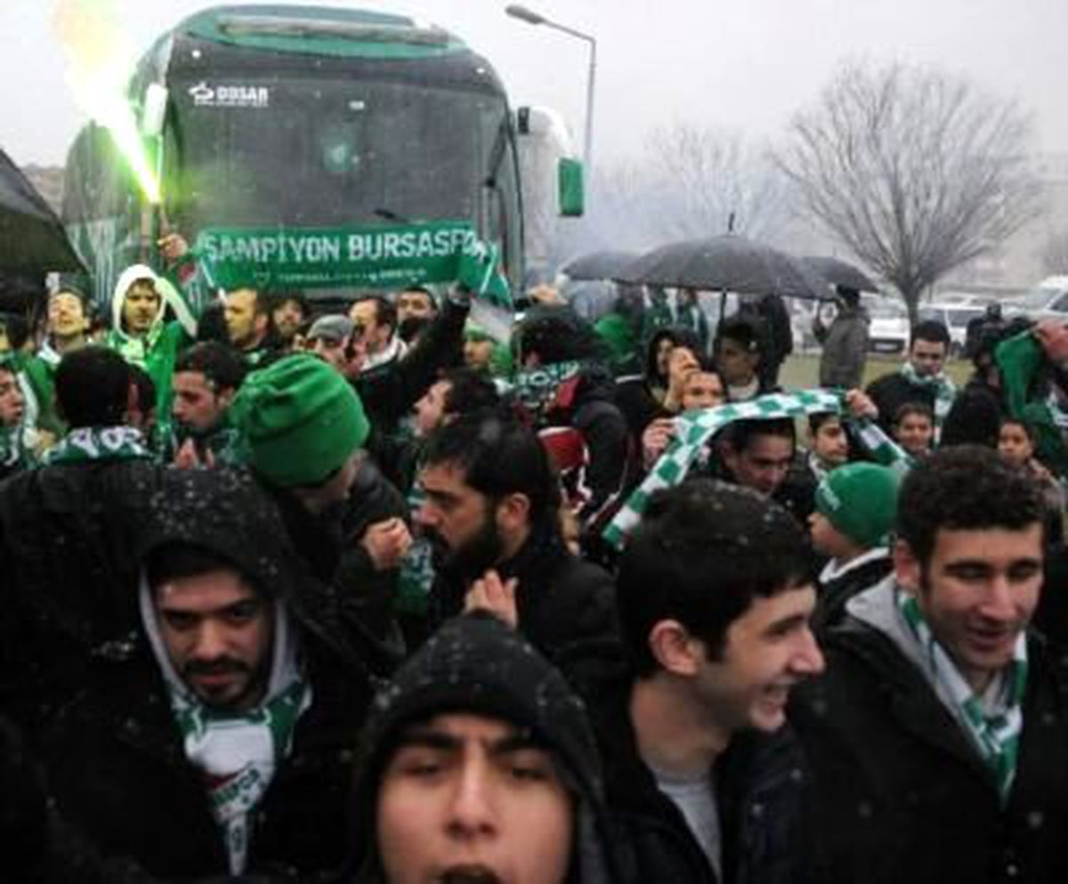 Bursaspor Meşalelerle Karşılandı