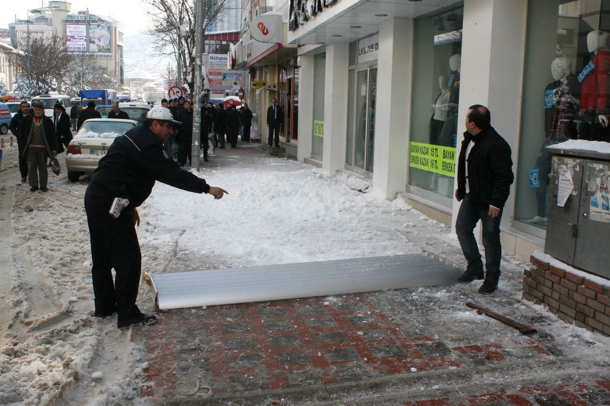 Çatılarda Biriken Kar Tehlike Oluşturuyor