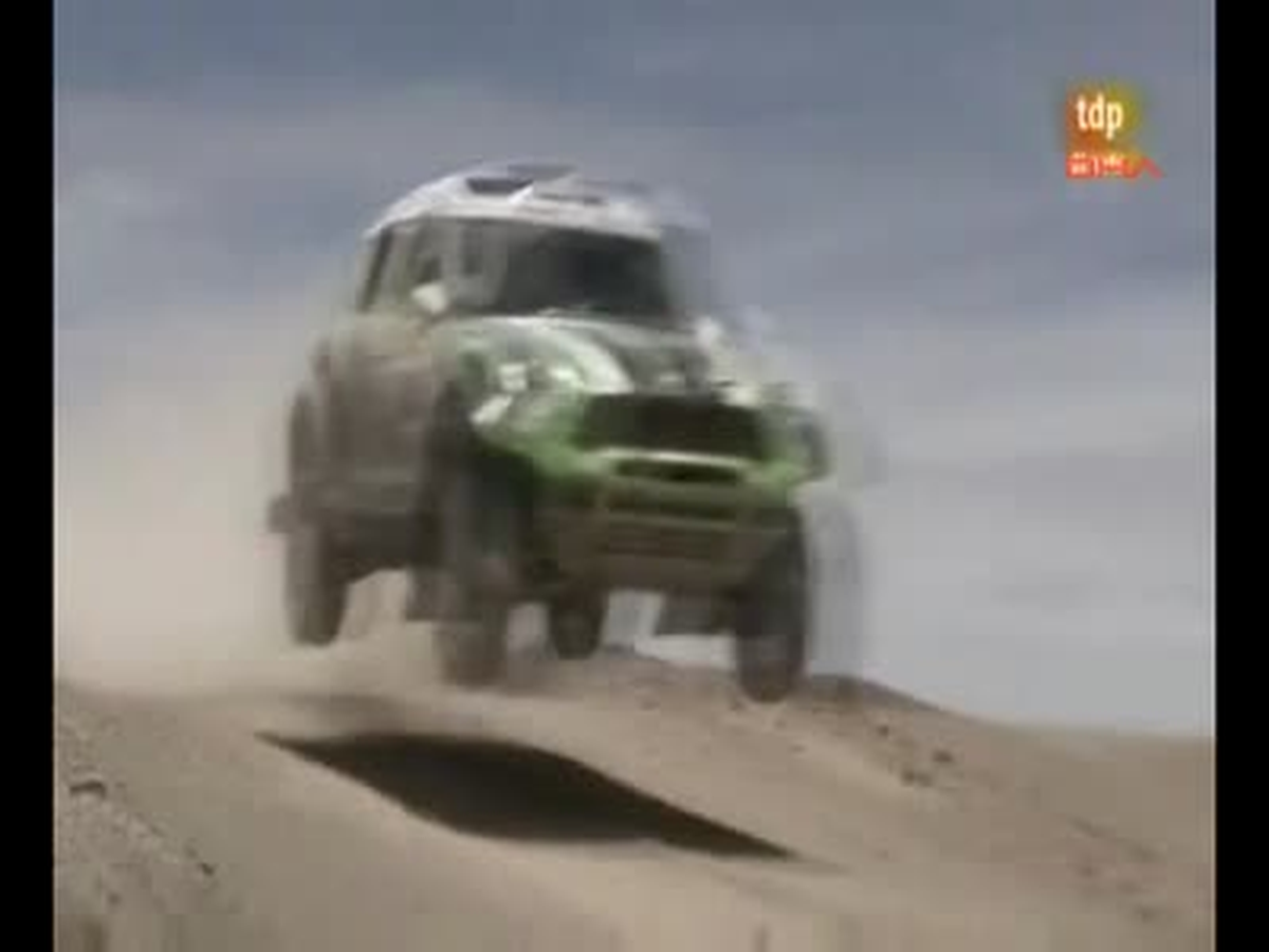 Dakar Ralli\'sinde \'Suda Kaza\' Dakar Rallisi Sona Ererken, Fransız Sürücü Stephane Peterhansel\'nin...