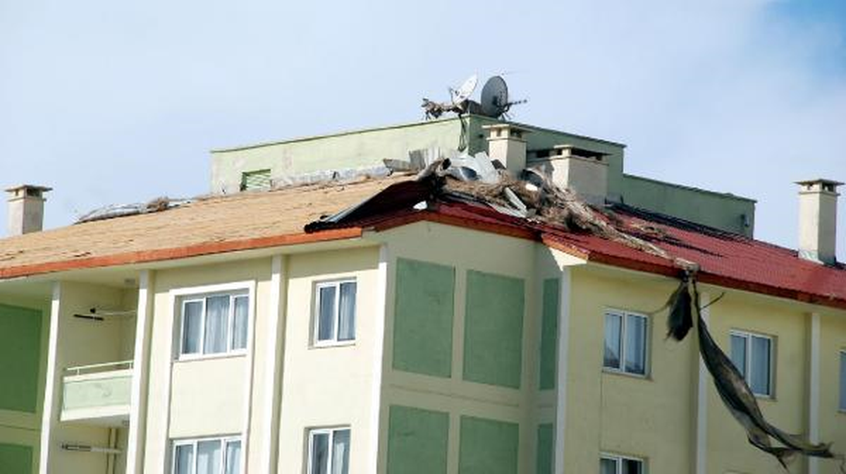 Doğu'da Tipi Yolları Kapattı, Çatıları Yıktı