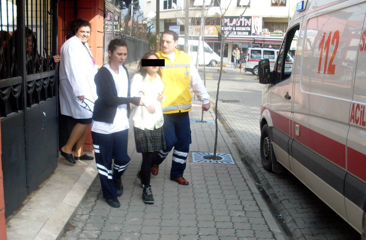 Edremit\'te Kız Öğrenciye Öğretmenden İlk Müdale