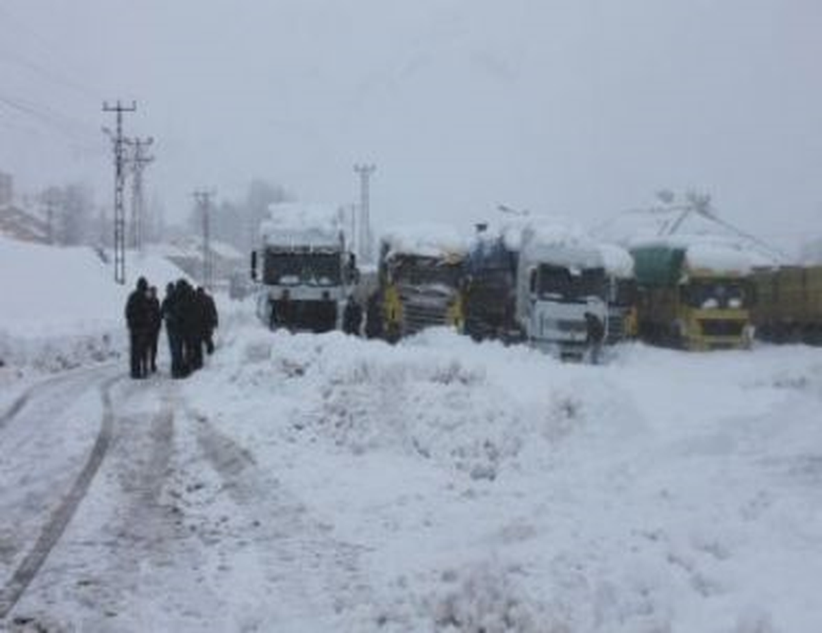 Erzincan Karayoluna Çığ Düştü, Araçlar Mahsur Kaldı
