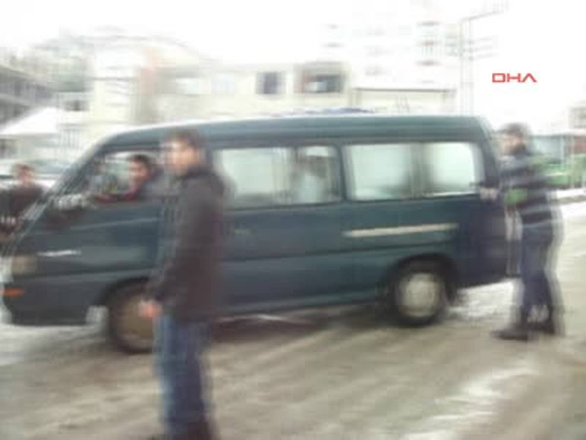 Gebze\'de Kar Yolları Buz Pistine Çevirdi
