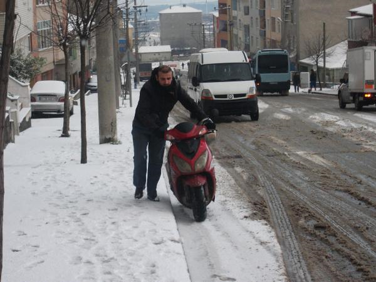 Gebze\'de Birkaç Santimlik Kar Yolları Buz Pistine Çevirdi