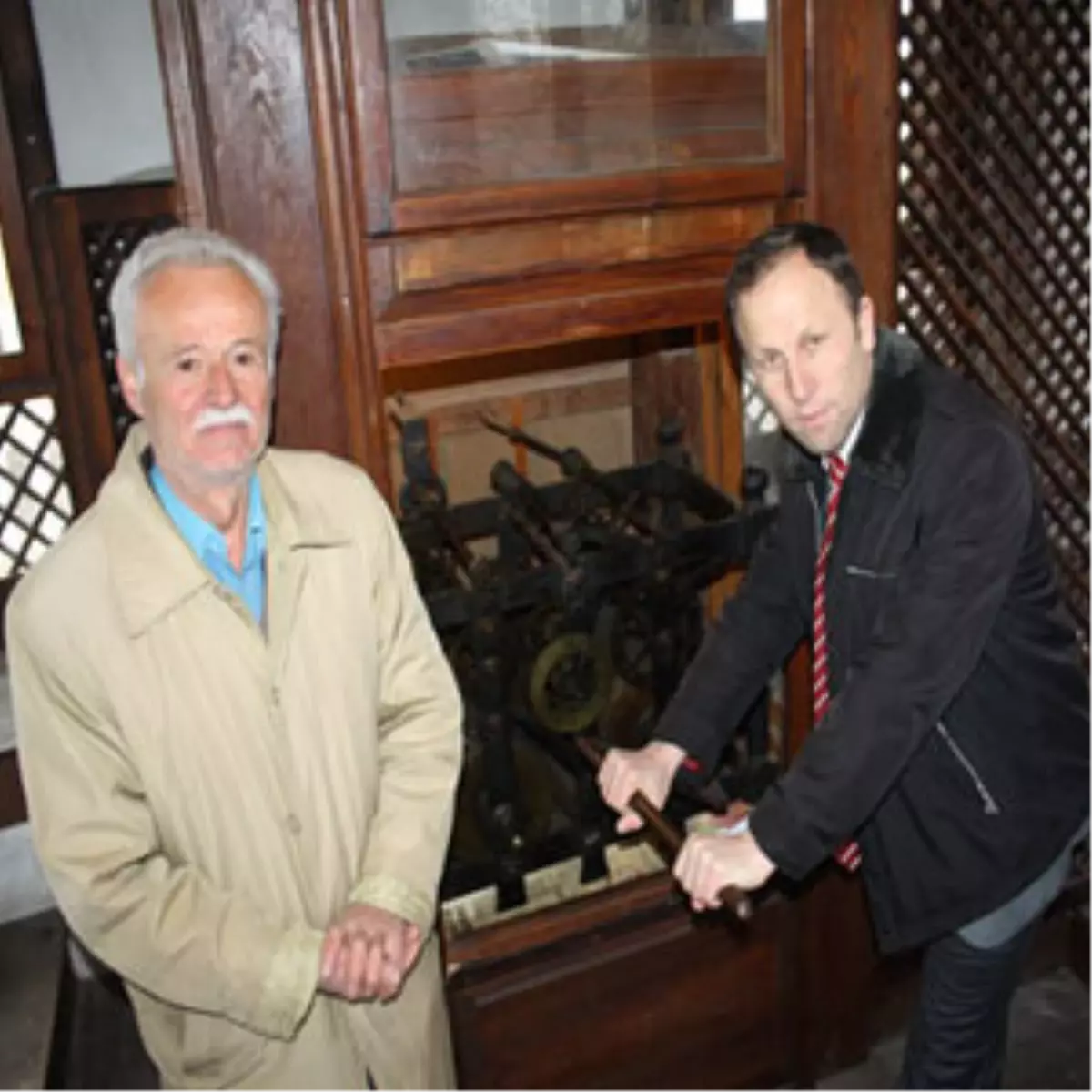 Gönüllü Olarak 46 Yıldır Tarihi Saati Kuruyor