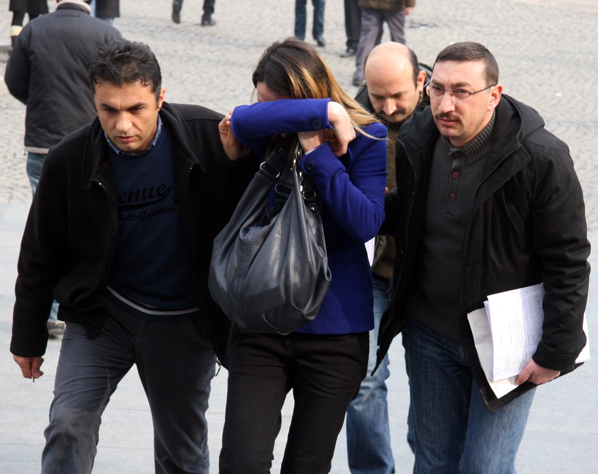 İş Yerinden Para Çaldığı İddia Edilen Kasiyeri Otomobil Sevdası Ele Verdi