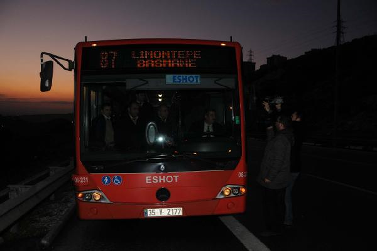 İzmir\'de Buzlanma Trafiği Felç Etti