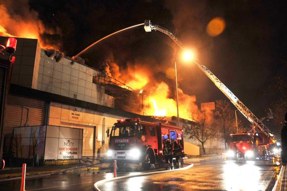 İzmit\'in İlk Alışveriş Merkezini Yangın Bu Hale Getirdi