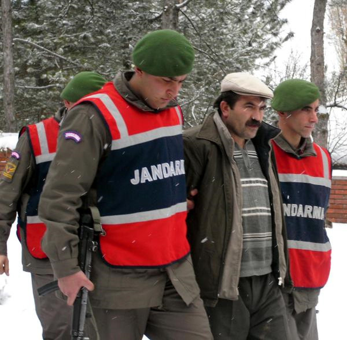 Jandarma ile Çatışmaya Giren Hayvan Hırsızları Yakalandı