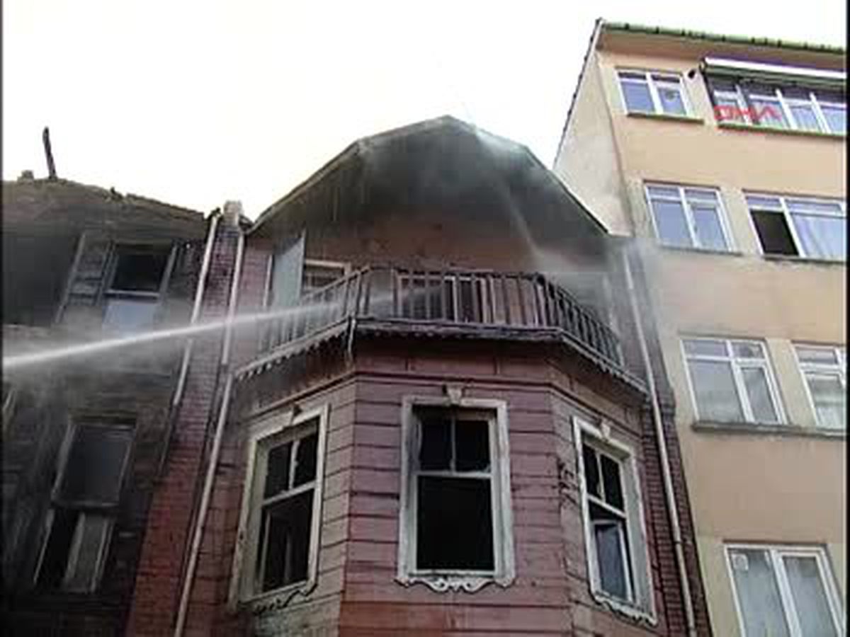 Kadıköy\'de Koruma Altındaki Ahşap Binada Yangın