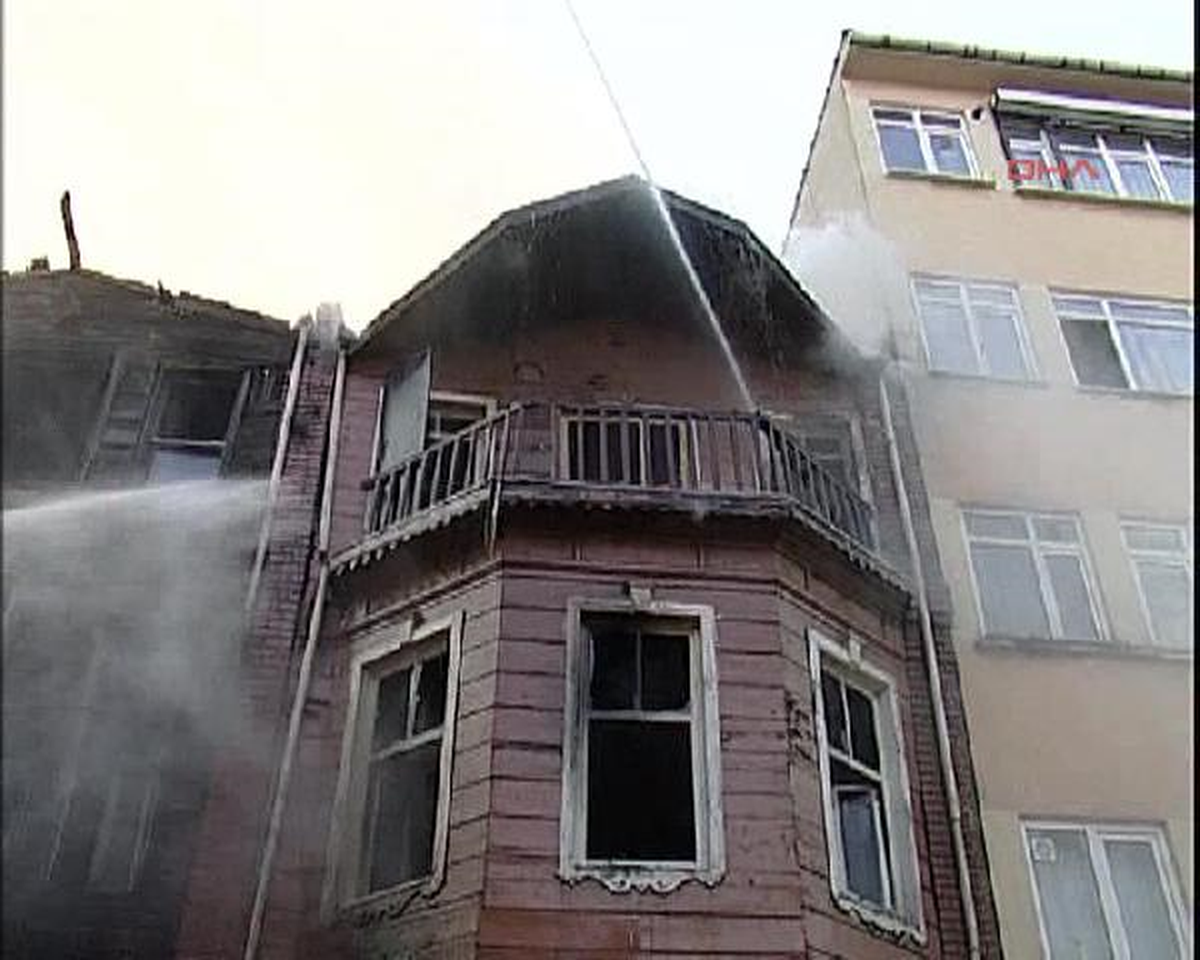 Kadıköy\'de Koruma Altındaki Ahşap Binada Yangın