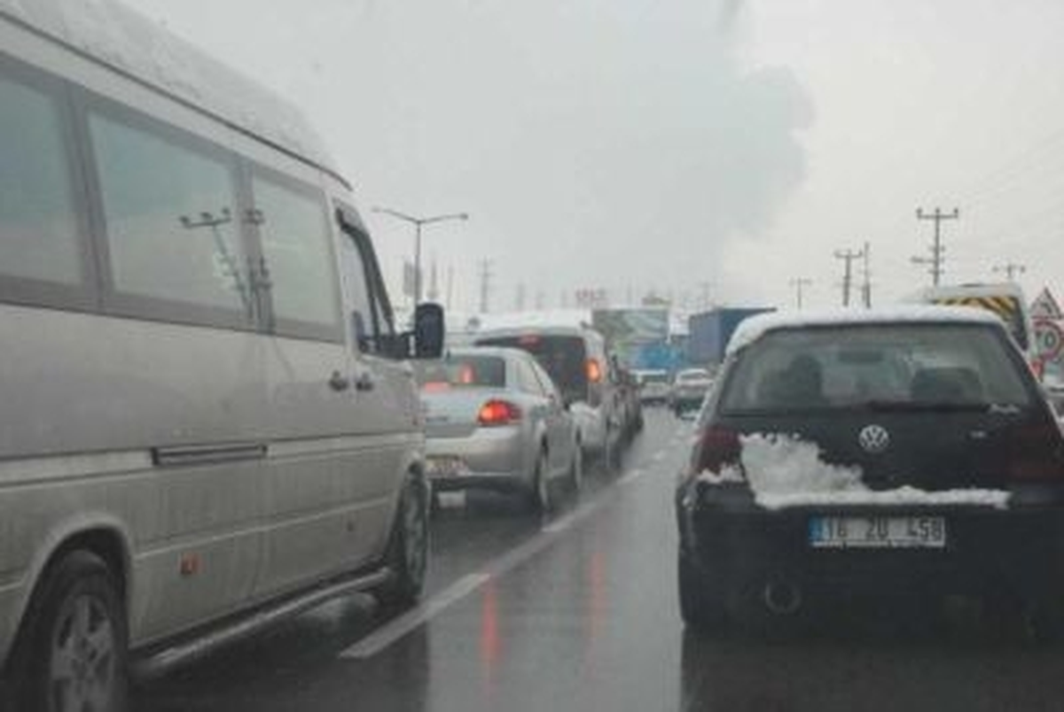 Kar Etkisini Arttırdı, Araçlar Yollarda Kaldı