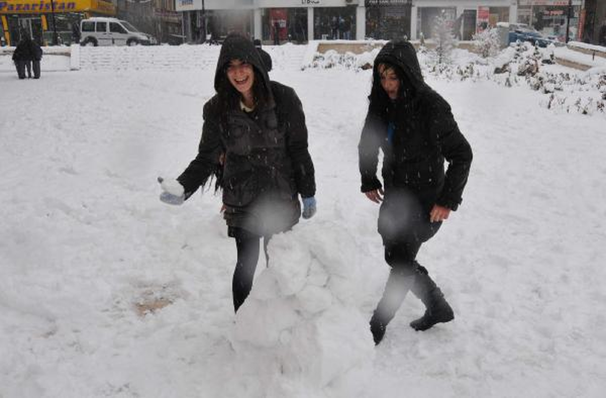 Kar, Sivas\'ta 963 Köy Yolunu Ulaşıma Kapattı