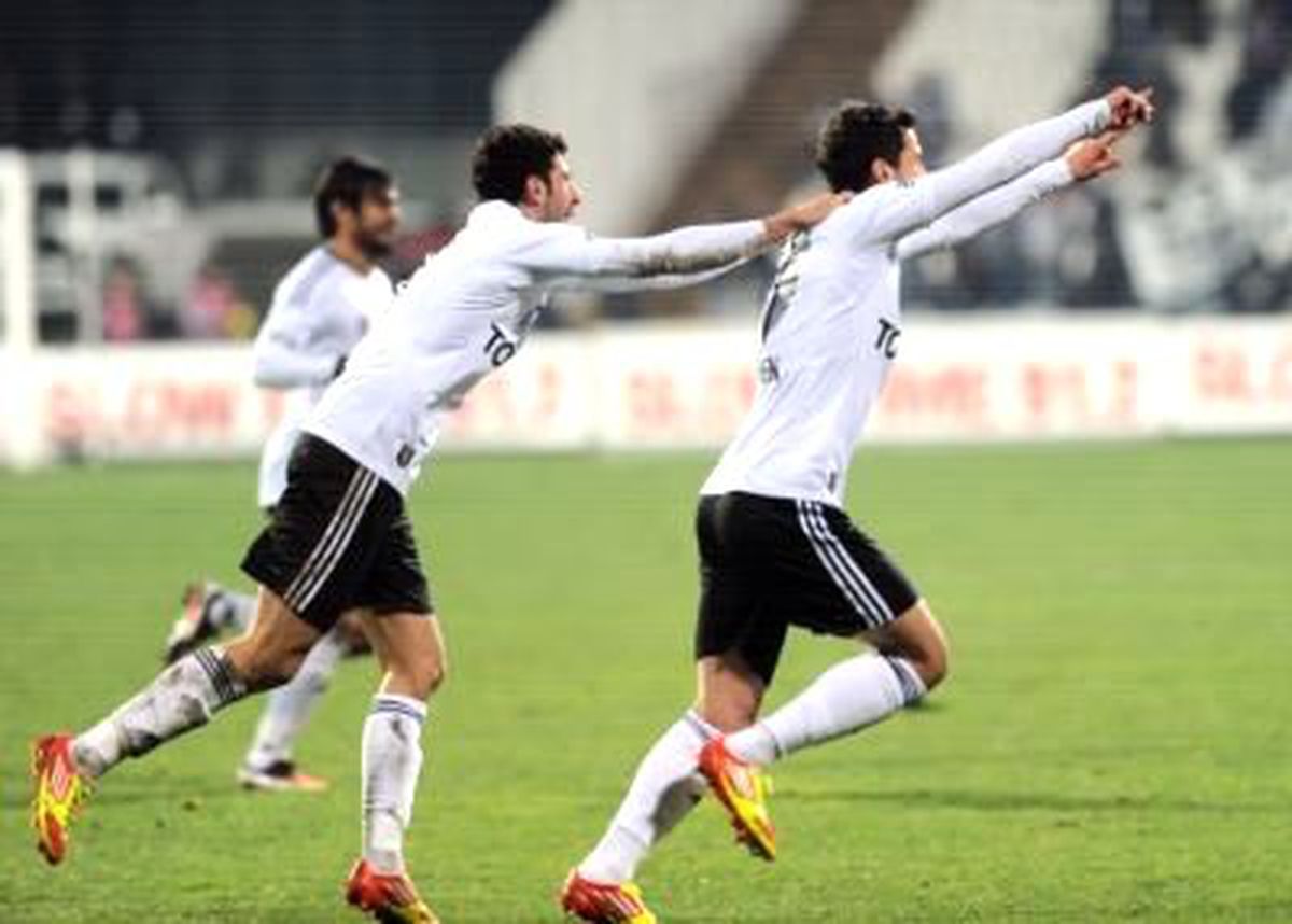 Kartal Timsah'ı Avladı