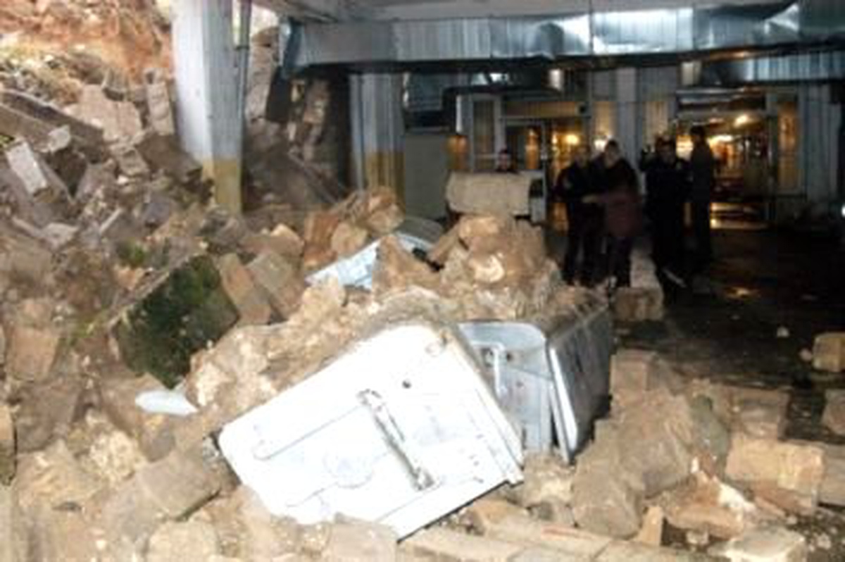 Kasaplar ve Sakatatçılar Çarşısı\'nın Duvarı Çöktü, Bekçi Ölümden Döndü