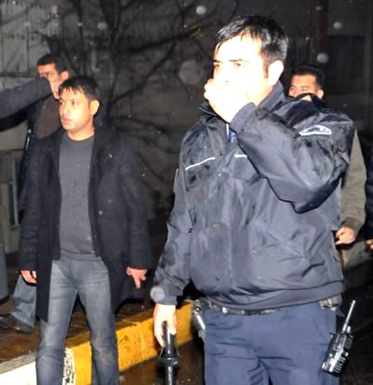 Kavgayı Ayırmak İsteyen Polise Darp