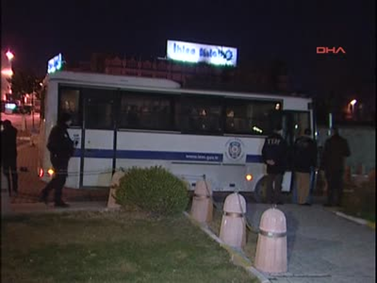 Kck Şüphelileri Adli Tıp\'a Getirildi İstanbul Dha 17 Ayrı İlde Yapılan PKK\'nın Şehir Yapılanması...