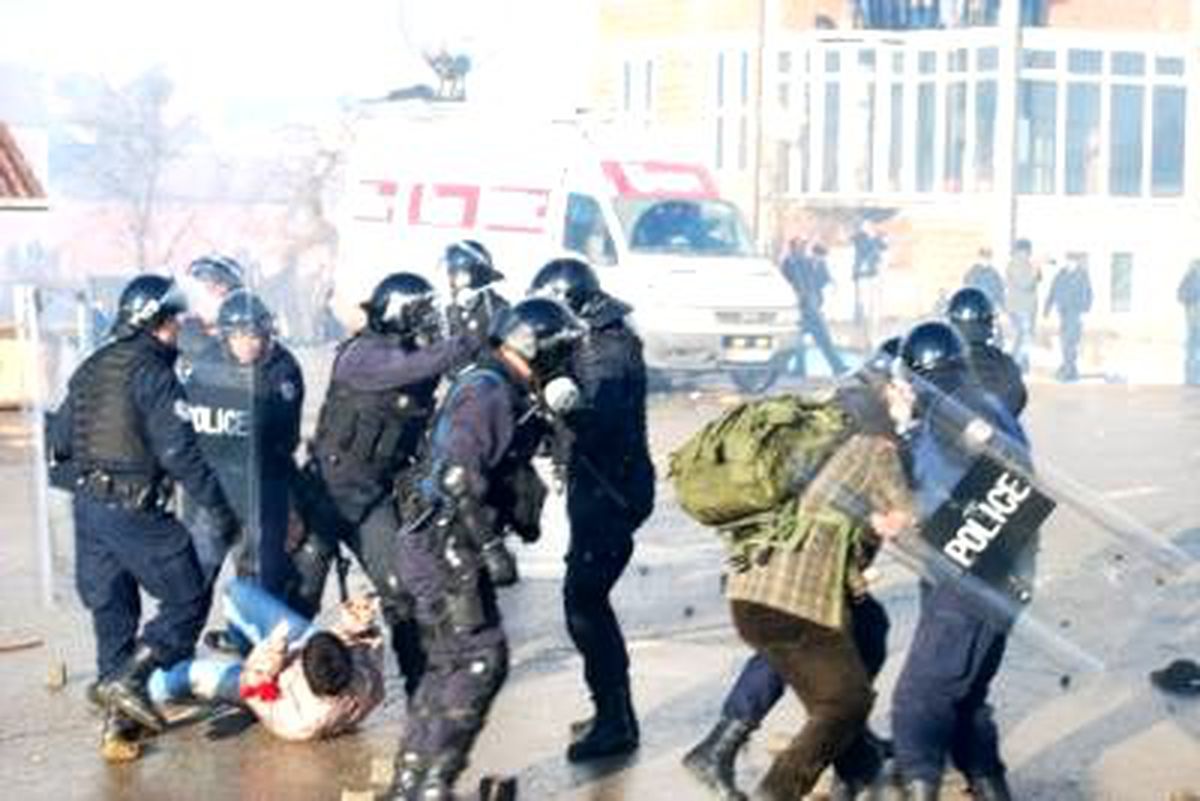 Kosova Polisinden Sert Müdahale