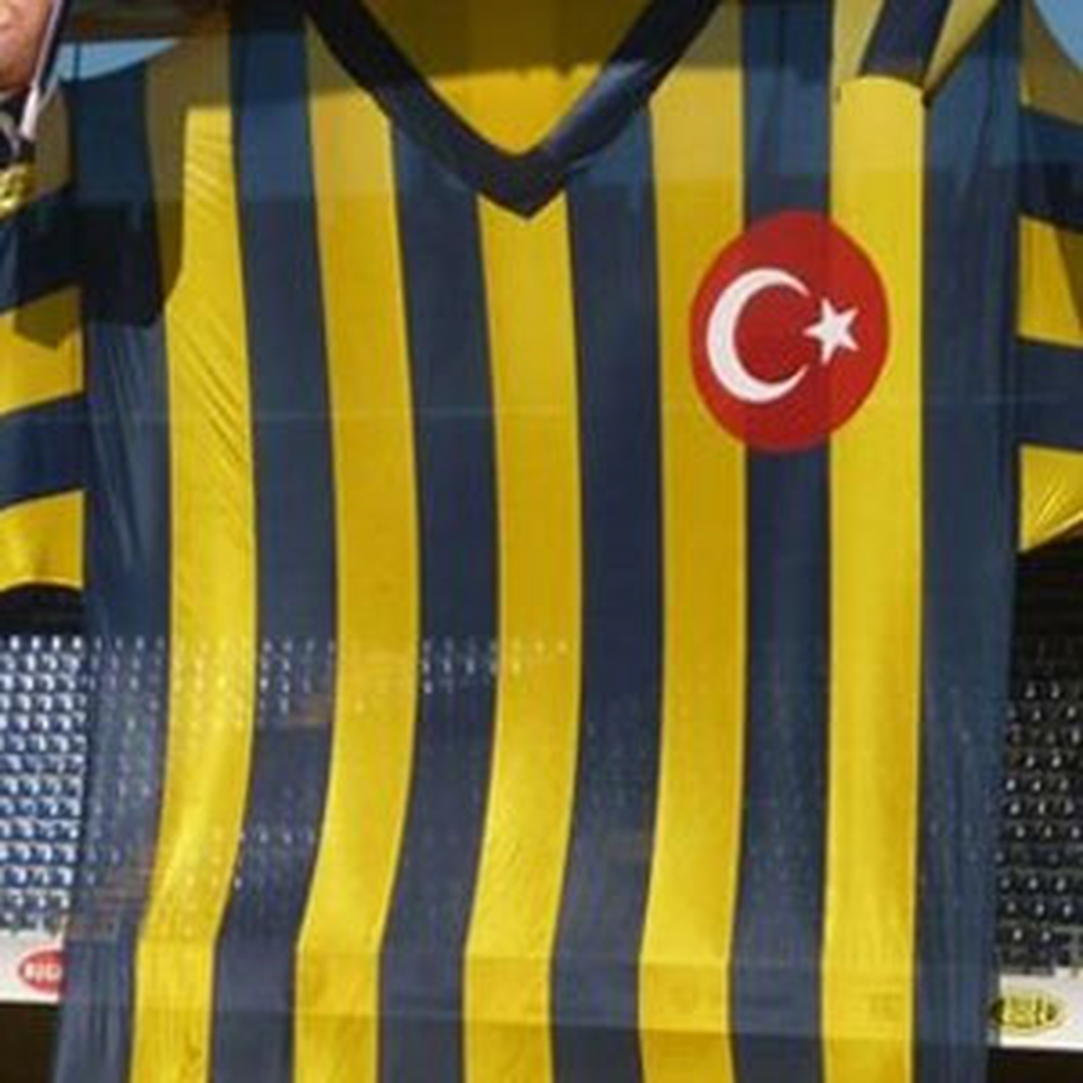 Lefter\'in Dev Formasını Taraftar İmzalayacak