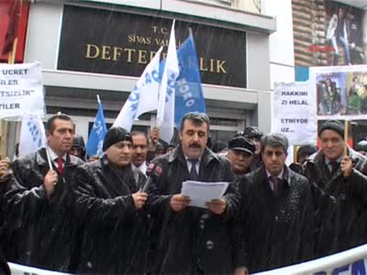 Maaş Zammına Tepki Gösterip Bordro Yaktılar