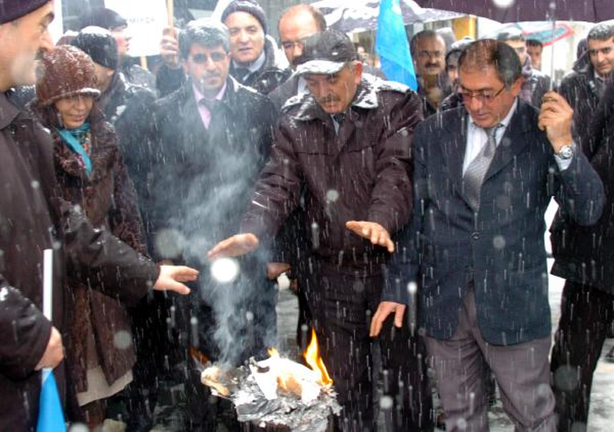 Maaş Zammını Bordro Yakarak Protesto Ettiler