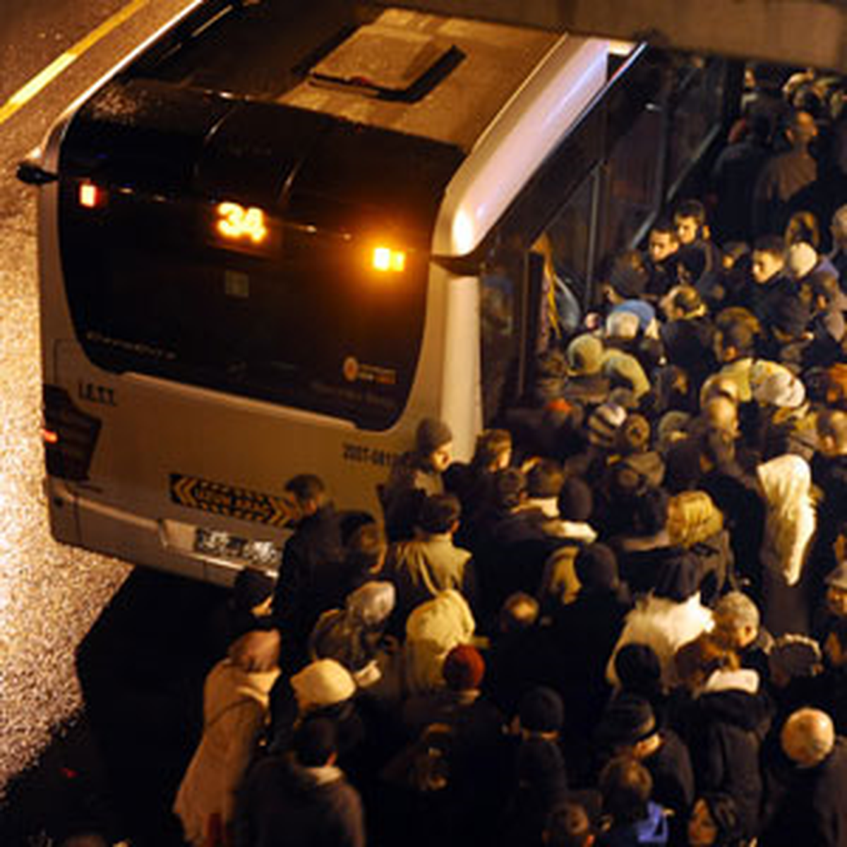 Metrobüste Kar İzdihamı