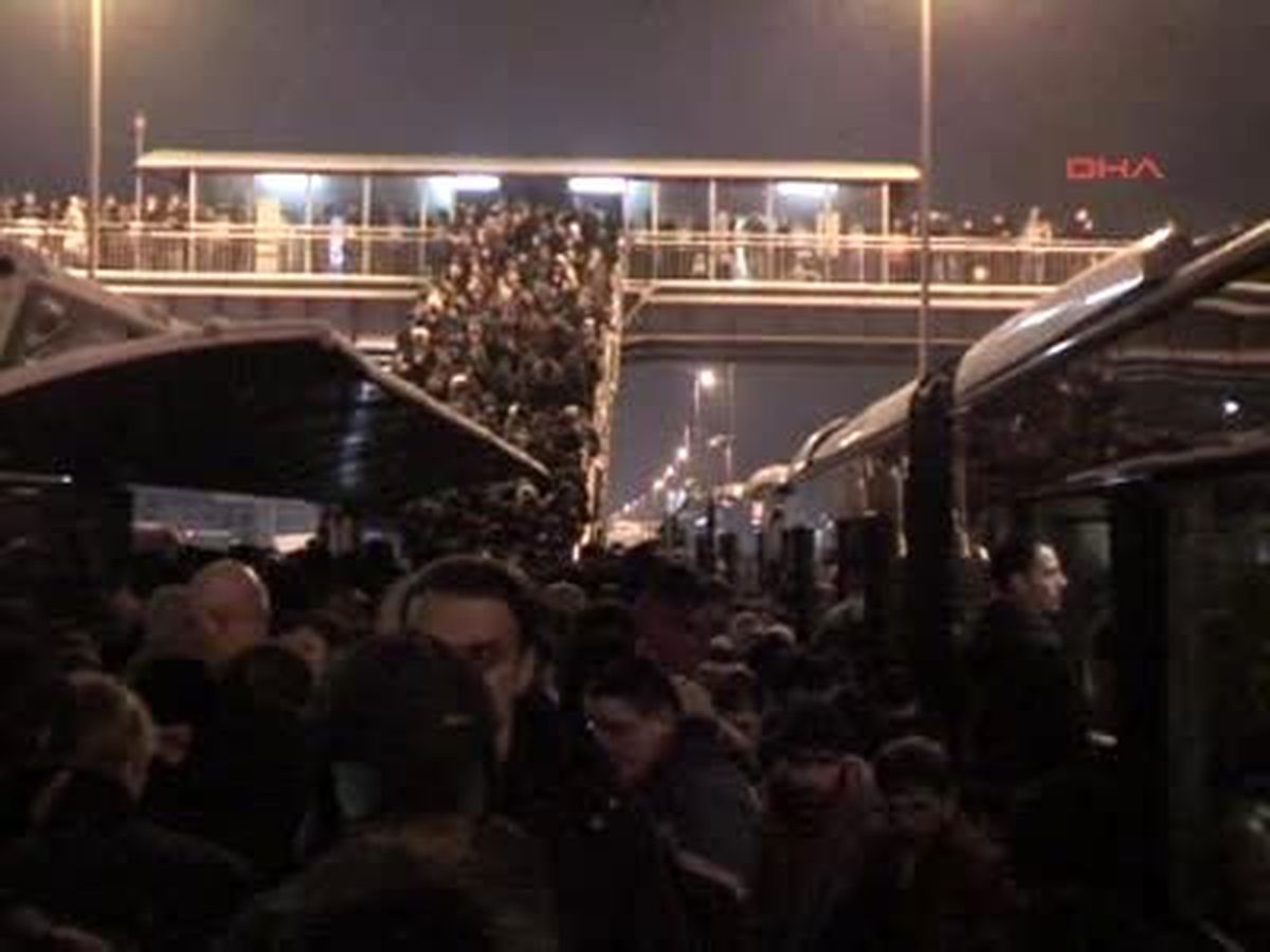 Metrobüste Kar İzdihamı