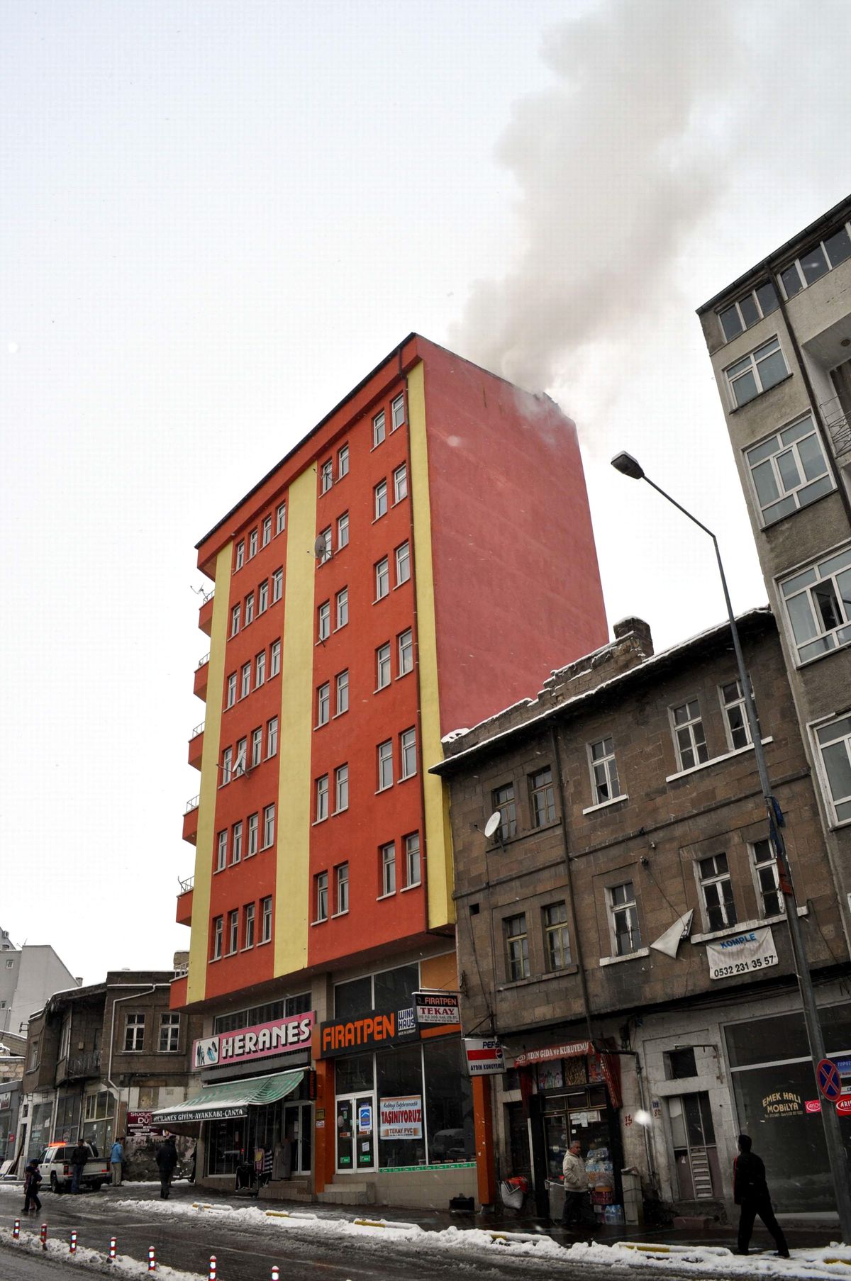 Nevşehir\'de 7 Katlı Bir Apartmanın Çatısında Yangın Çıktı