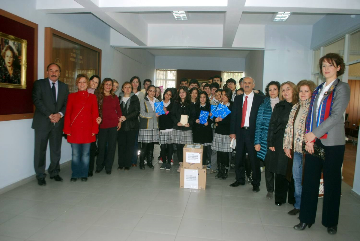 Rotaryen Eşlerinden Kitap Yardımı