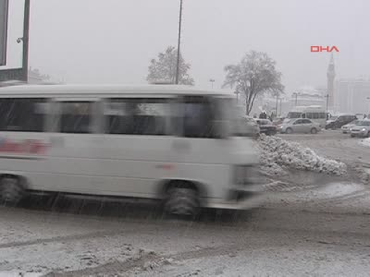 Sivas\'ta 963 Köy Yolu Ulaşıma Kapandı