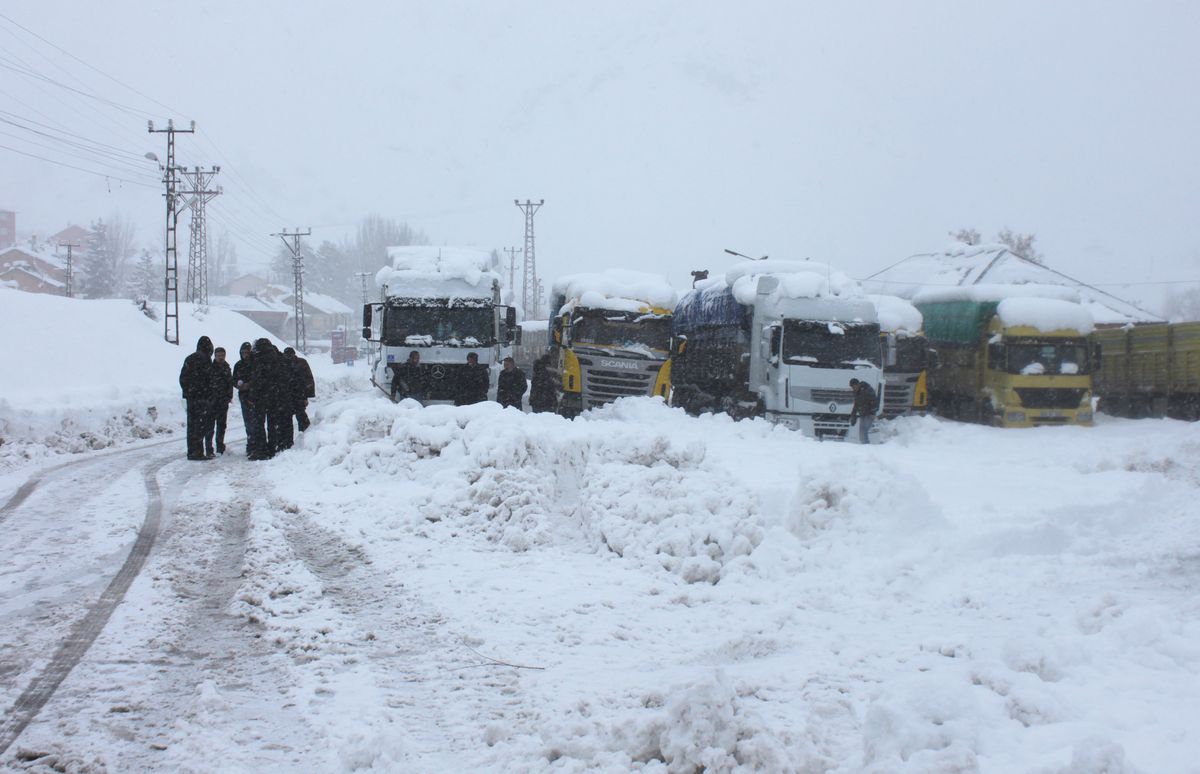 Tunceli-Erzincan Karayoluna Çığ Düştü