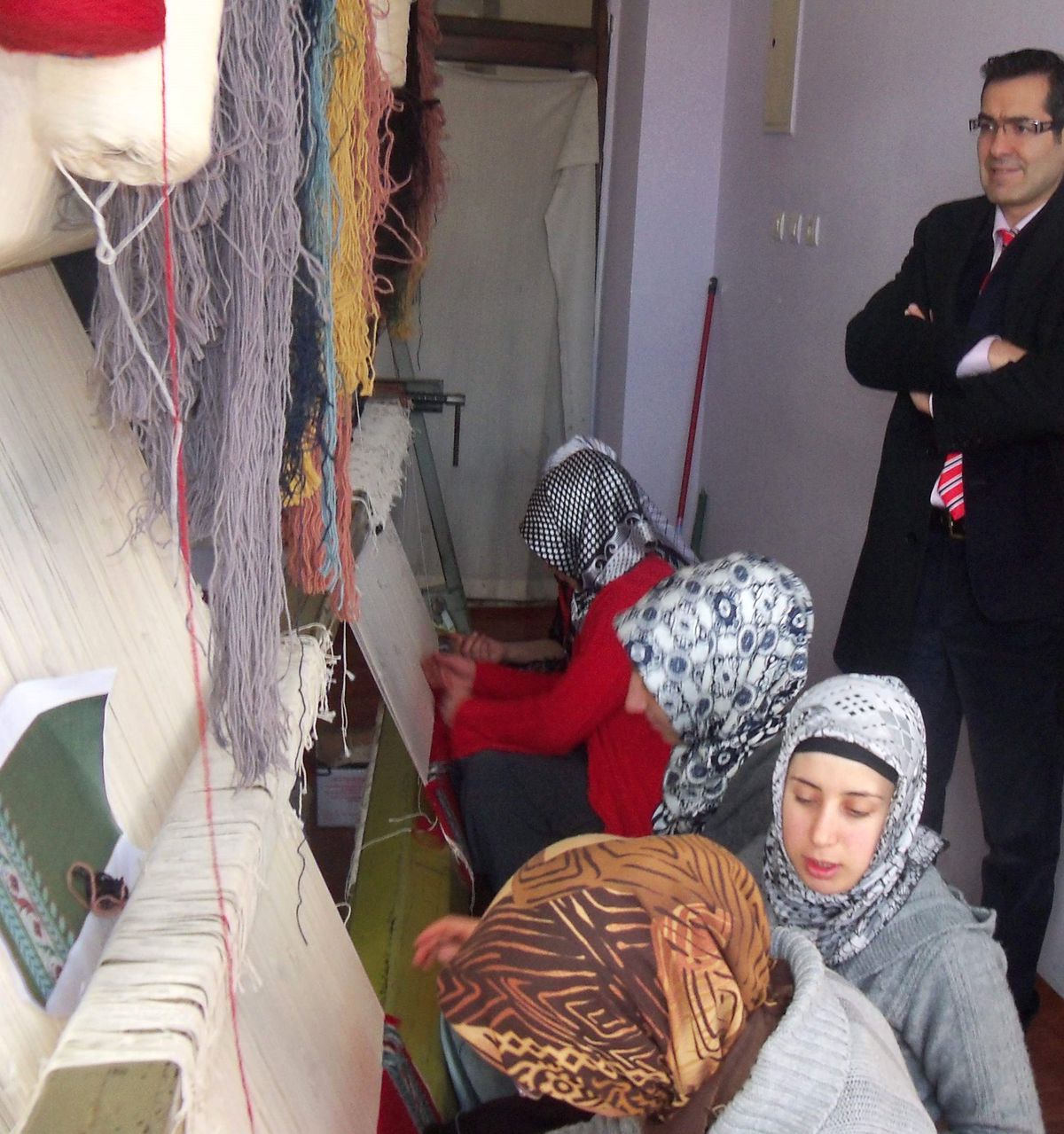 Vali Yardımcısı Özgür Aslan, Halı Dokuma Merkezini Gezdi