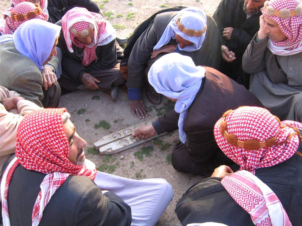 Yaşlılar Yöresel \'Mıngala\' Oyunu ile Eğleniyor