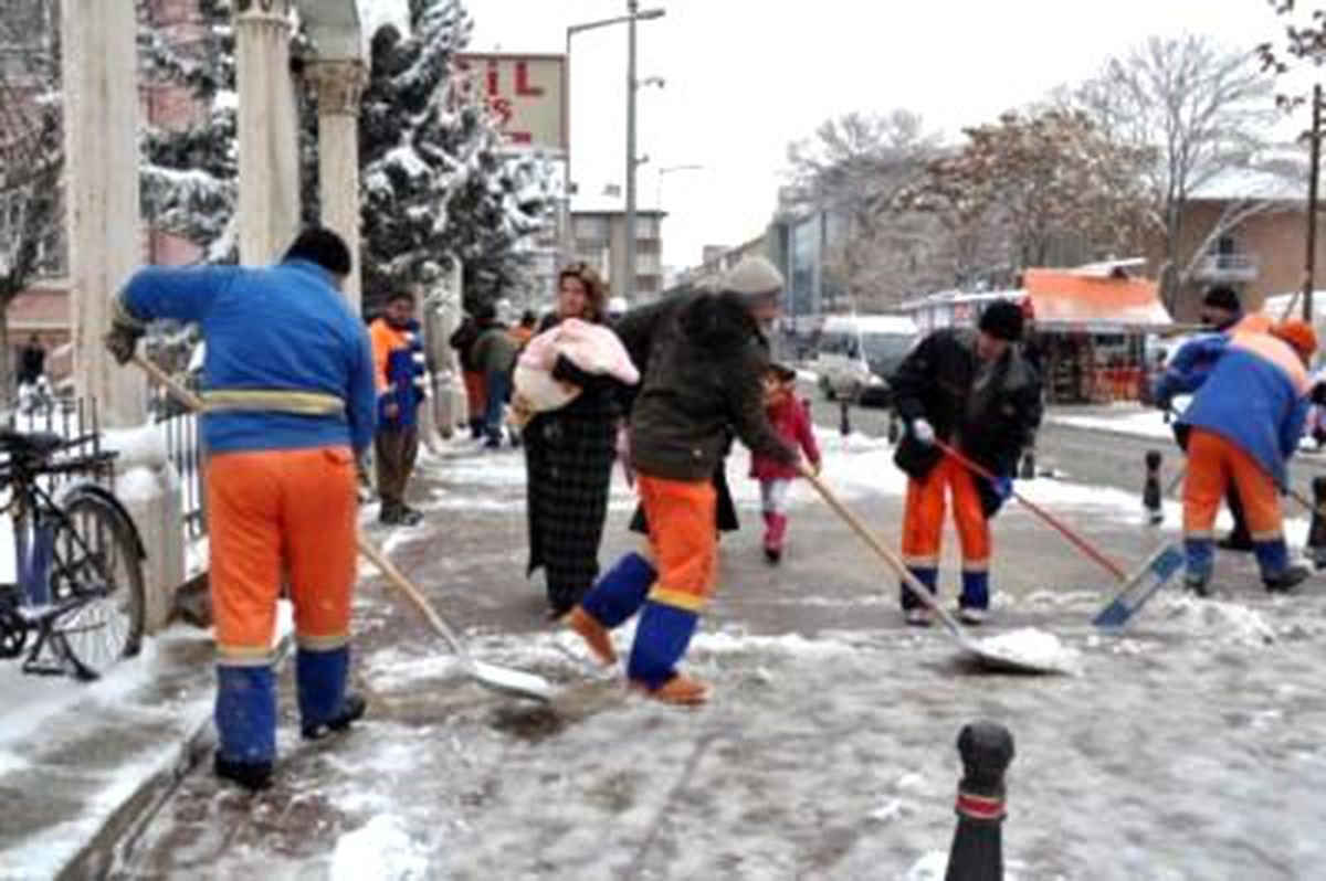 Yoğun Kar Yağışı Nedeniyle Akşehir\'de Okullar Bir Gün Tatil Edildi