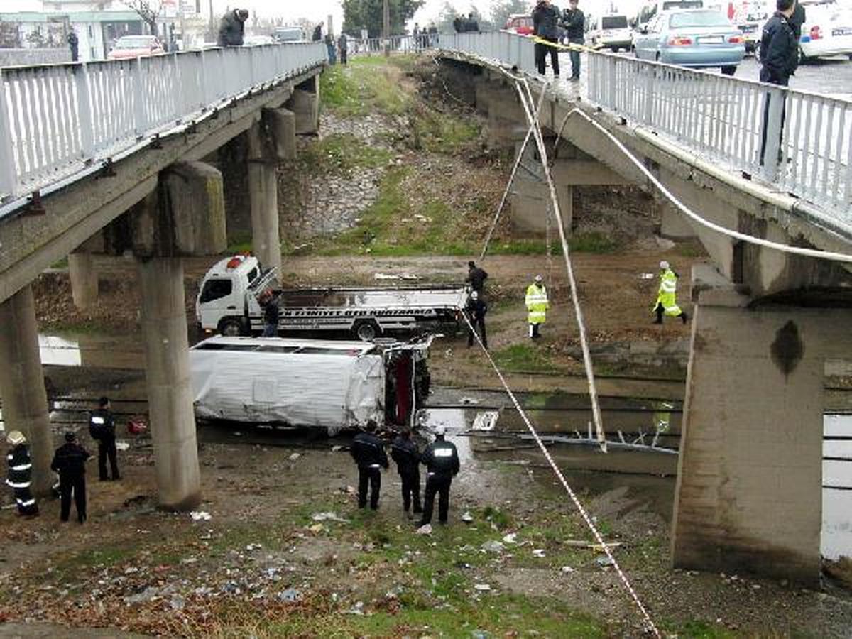 Yolcu Minibüsü Köprüden Uçtu: 12 Yaralı