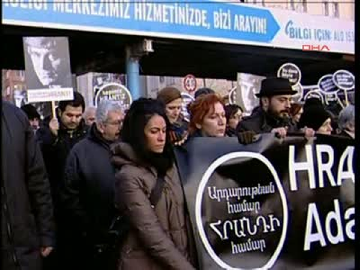 3ghrant Dink\'in Eşi Rakel Dink\'in de Aralarında Bulunduğu Grup Agos Gazetesi\'ne Yürüyor.