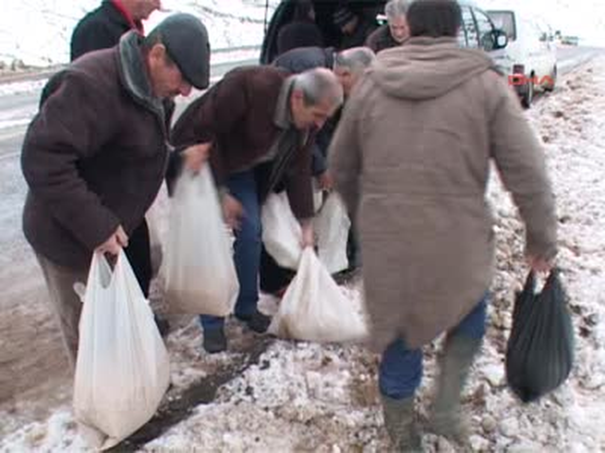 Avcılar Keklikler İçin Doğaya Yem Bıraktı