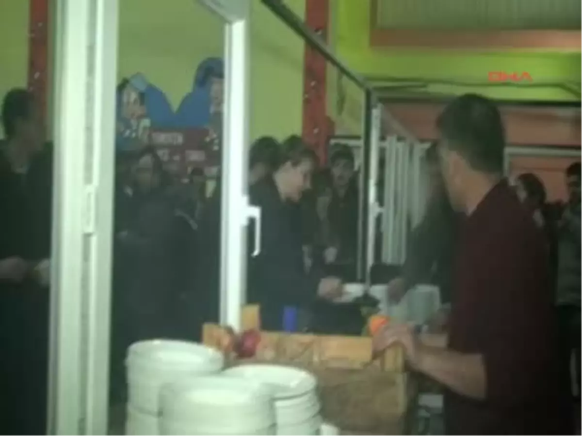 Bingöl Karda Mahsur Kalan Yolcularaı Kaymakam Sahip Çıktı Bingöl\'ün Karlıova İlçesi\'nde Yoğun Kar...