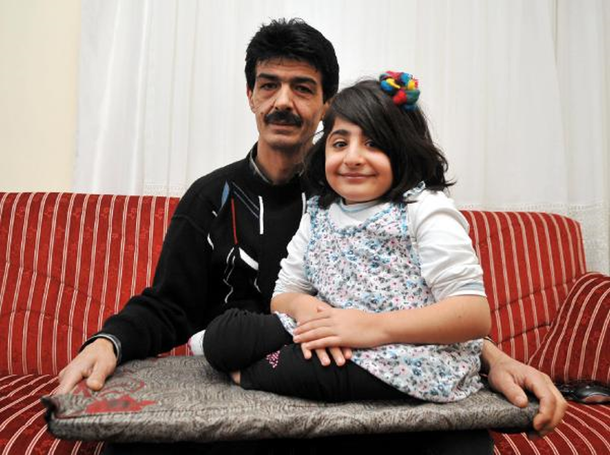 Cam Kemik Esra'yı Babası Tepside Taşıyor