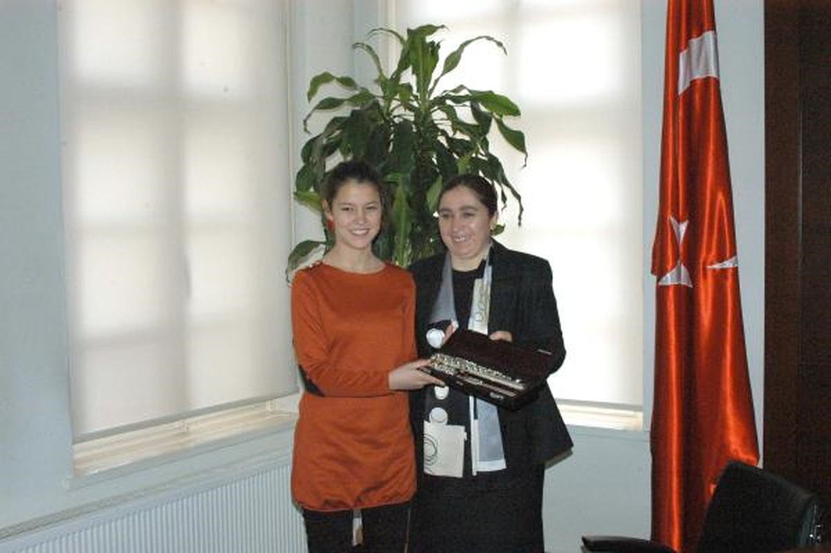 Çankaya Köşkü'nde Yan Flüt Çalan Kız Öğrenciye Hayrünnisa Gül'den 5 Bin 500 Liralık Hediye Flüt
