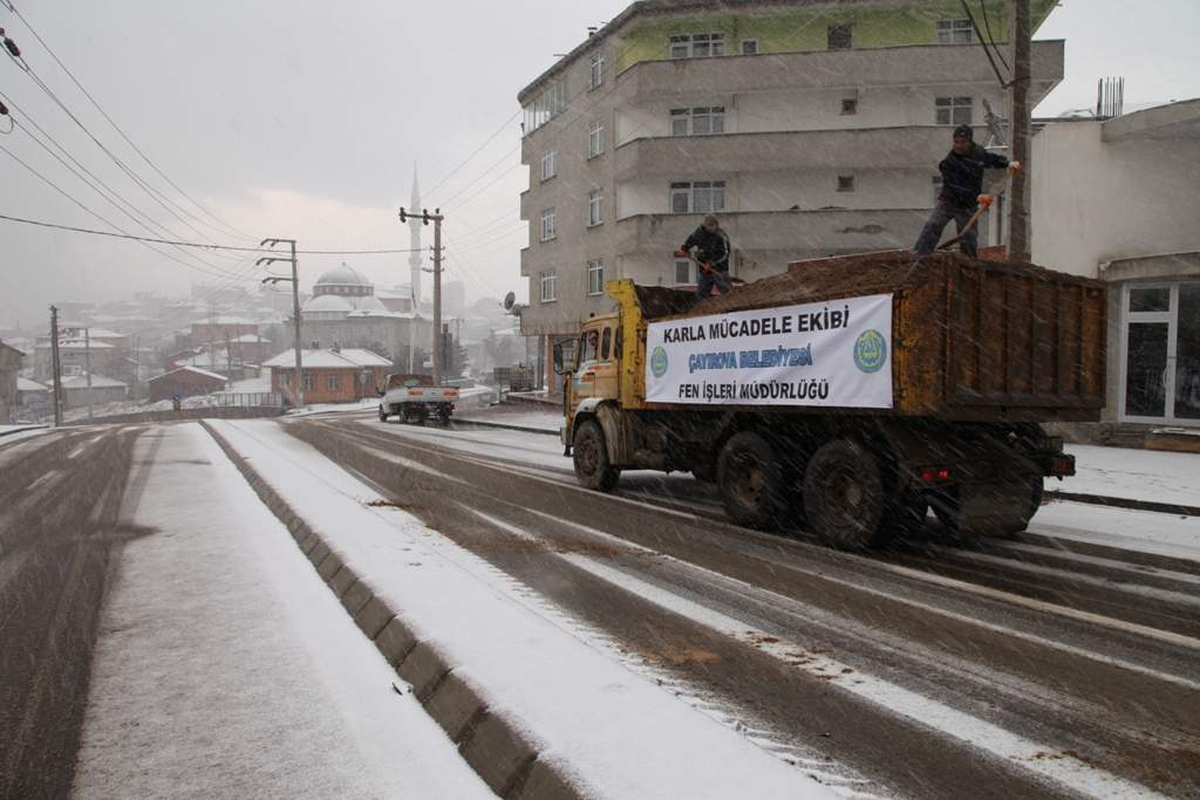 Çayırova Belediyesi\'nden Kar Mesaisi
