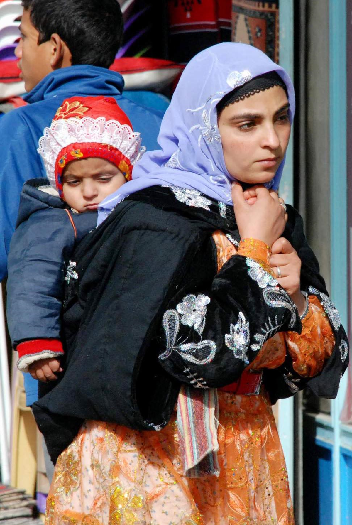 Çocukların Anne Sırtında Kundak Çilesi